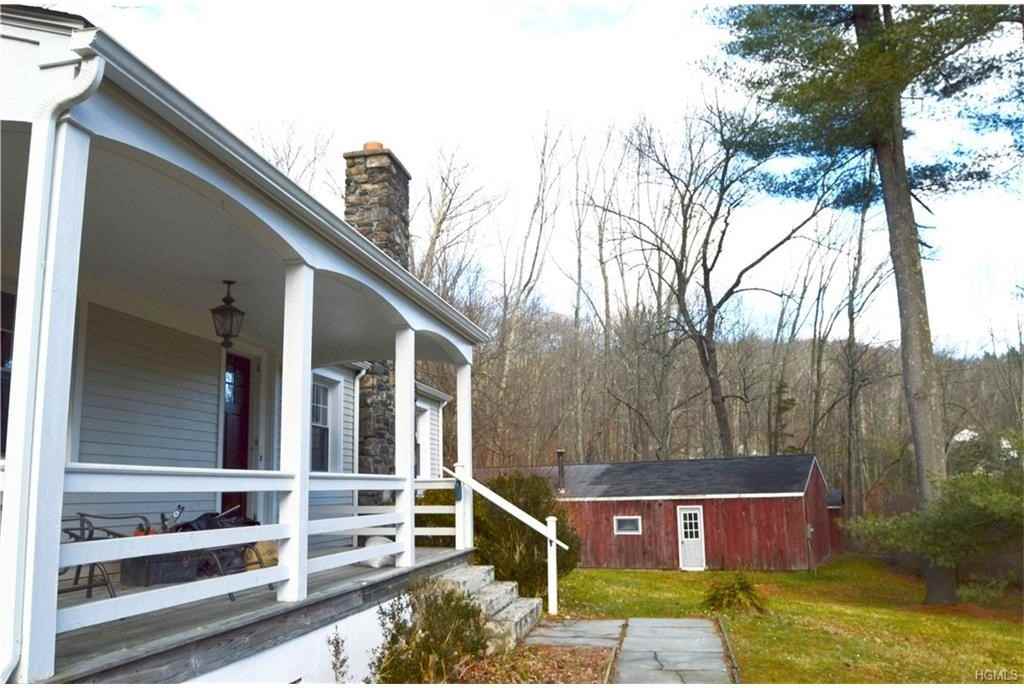 930 Old Post Rd - Photo 3 of 8