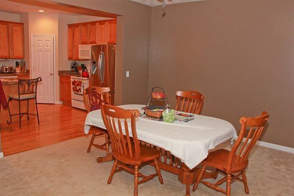 1050 Pond Ridge Cir - Photo 3 of 14