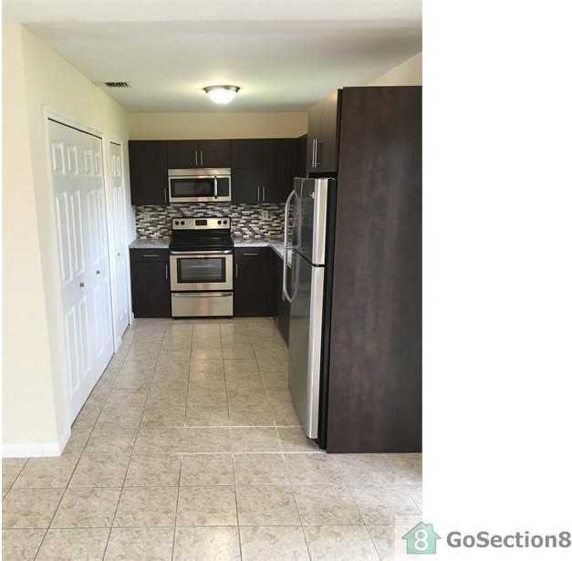 2600 NW 15th St - Photo 2 of 11