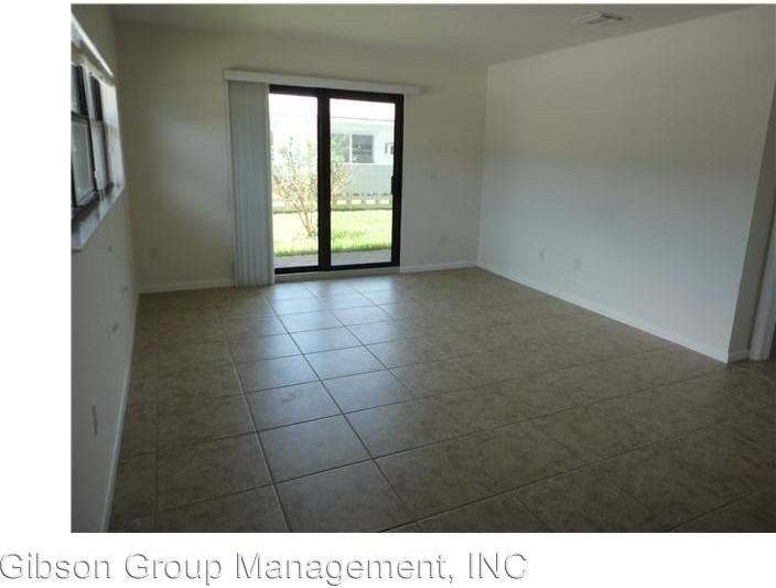 1045 NE 10TH AVE - Photo 3 of 8