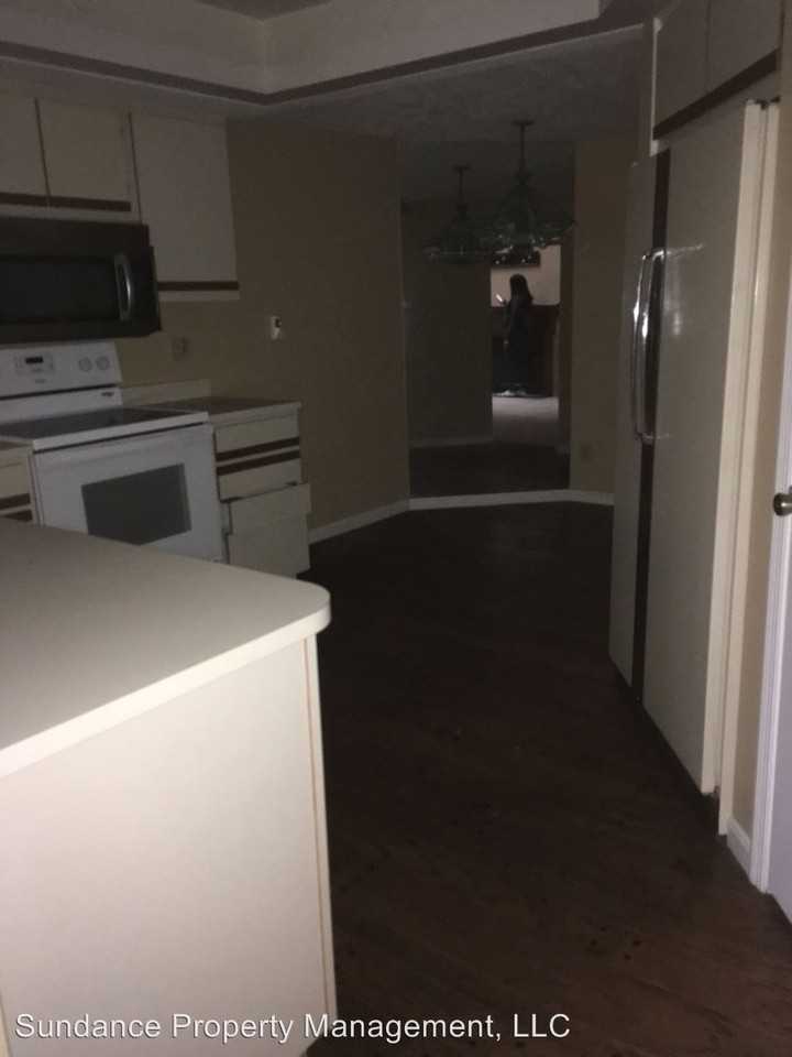 256 Centerbury Ct - Photo 2 of 6