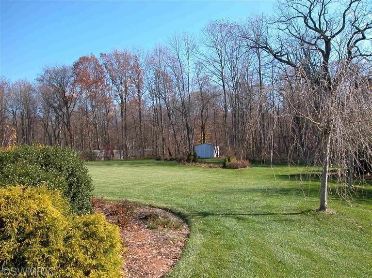 1746 Stockbridge Dr - Photo 3 of 22
