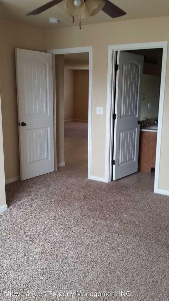 101-199 Lyle Curtis Cir - Photo 3 of 8