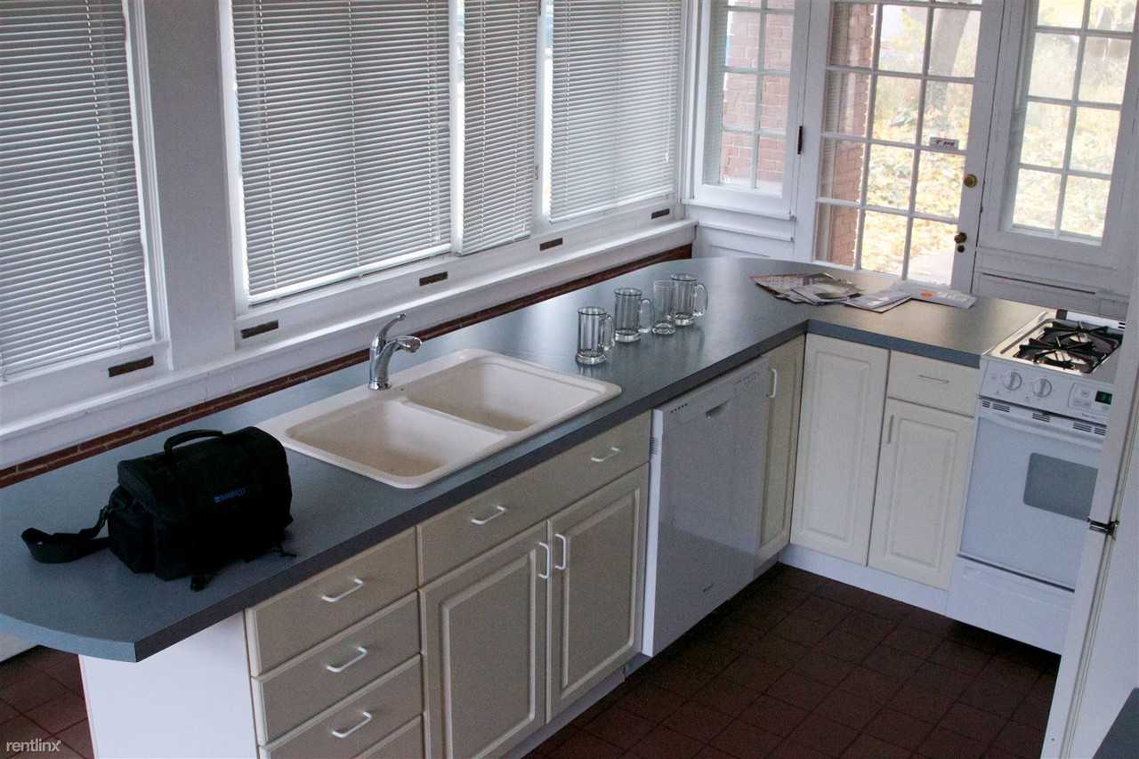 529 Madison Ave SE - Photo 3 of 11