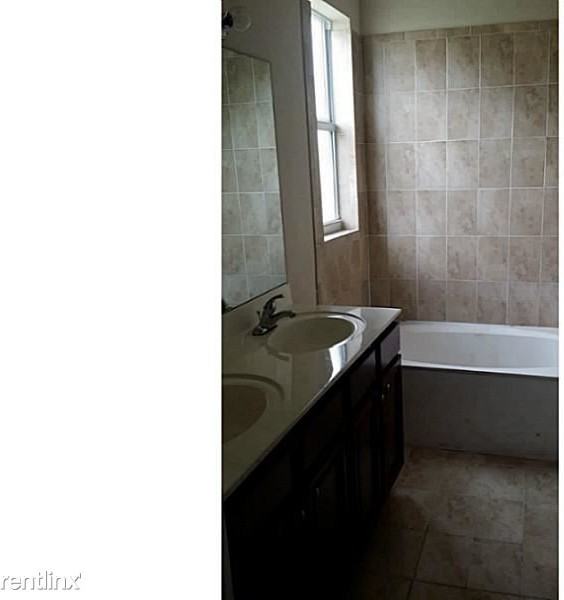 1034 NE 208th St - Photo 3 of 3