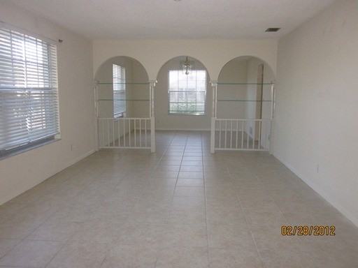 704 E River Oak Dr - Photo 2 of 9