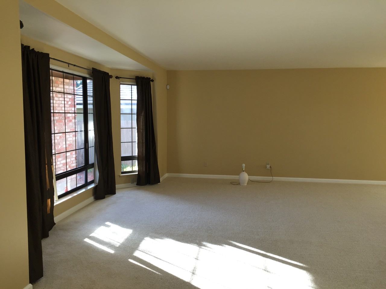 939 Camelot Dr - Photo 3 of 8