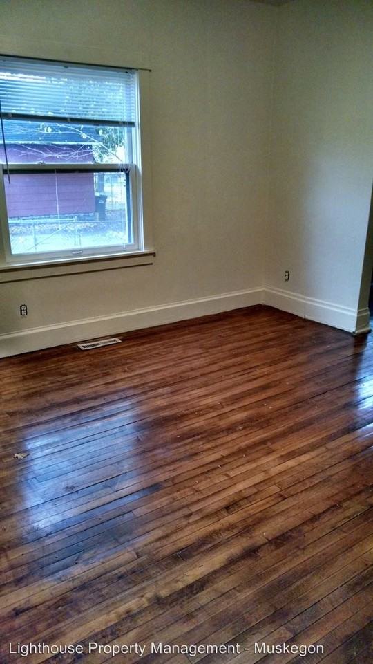 664 Jackson Ave - Photo 2 of 7