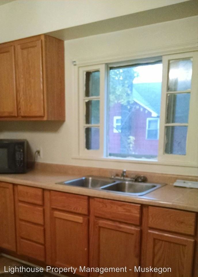 664 Jackson Ave - Photo 3 of 7