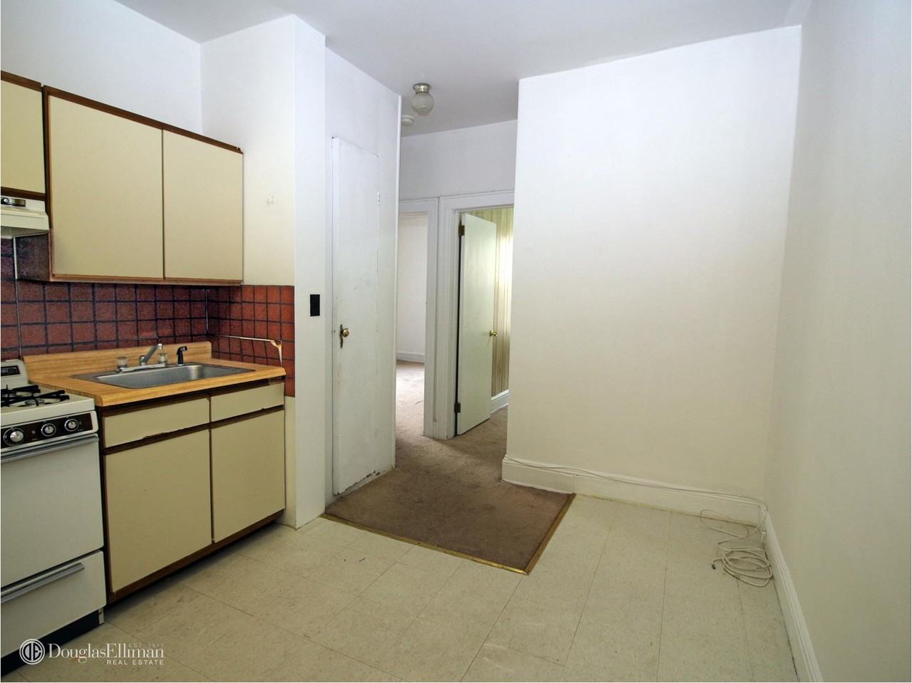 30-66 35th St 2R - Photo 2 of 4