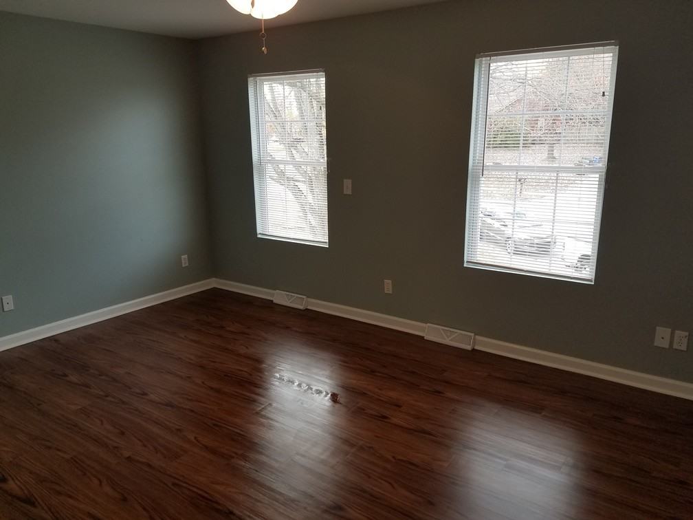 370 Woodview Dr - Photo 3 of 7