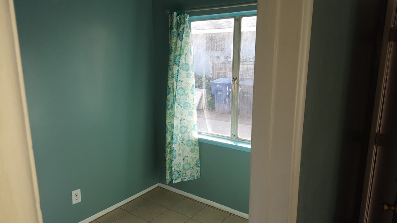 1164 W Olive St - Photo 2 of 14