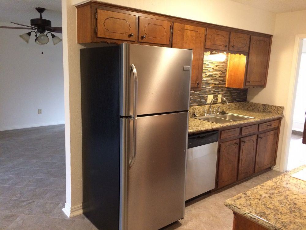 116 Lakeway Dr - Photo 2 of 11