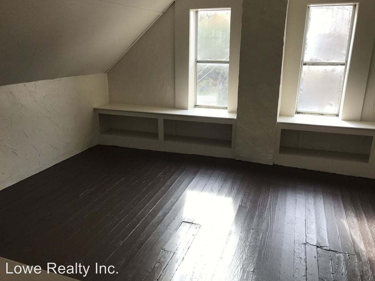 1319 E Walnut St - Photo 3 of 7