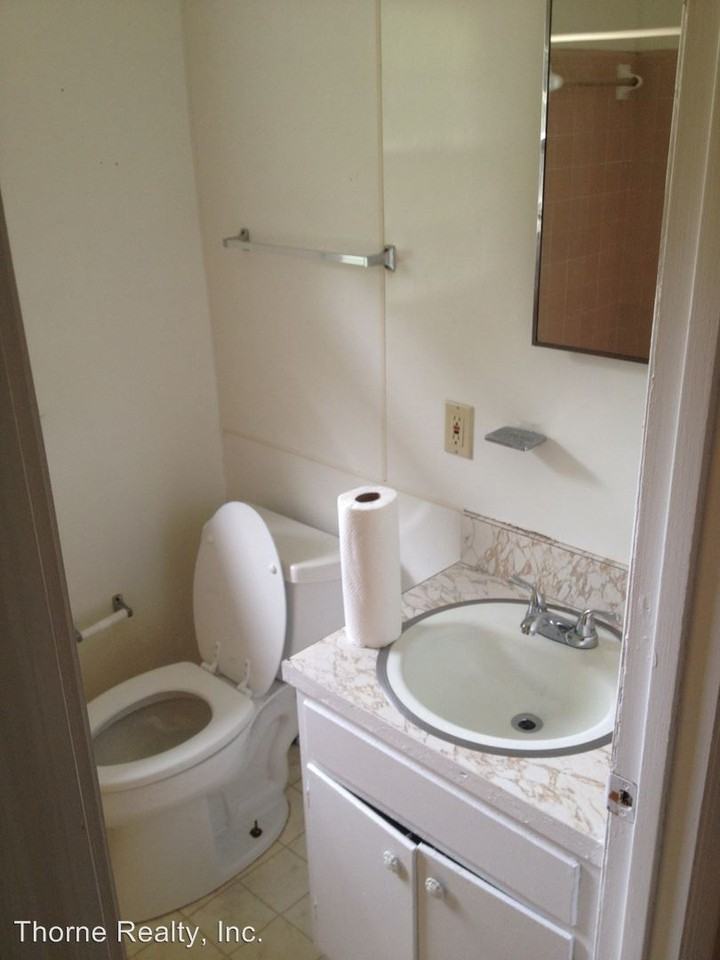 212 N Oak St - Photo 3 of 6