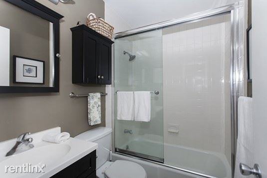 1015 Grand St - Photo 3 of 8