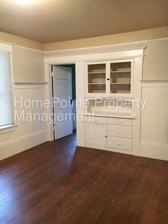 1114 G St - Photo 3 of 10