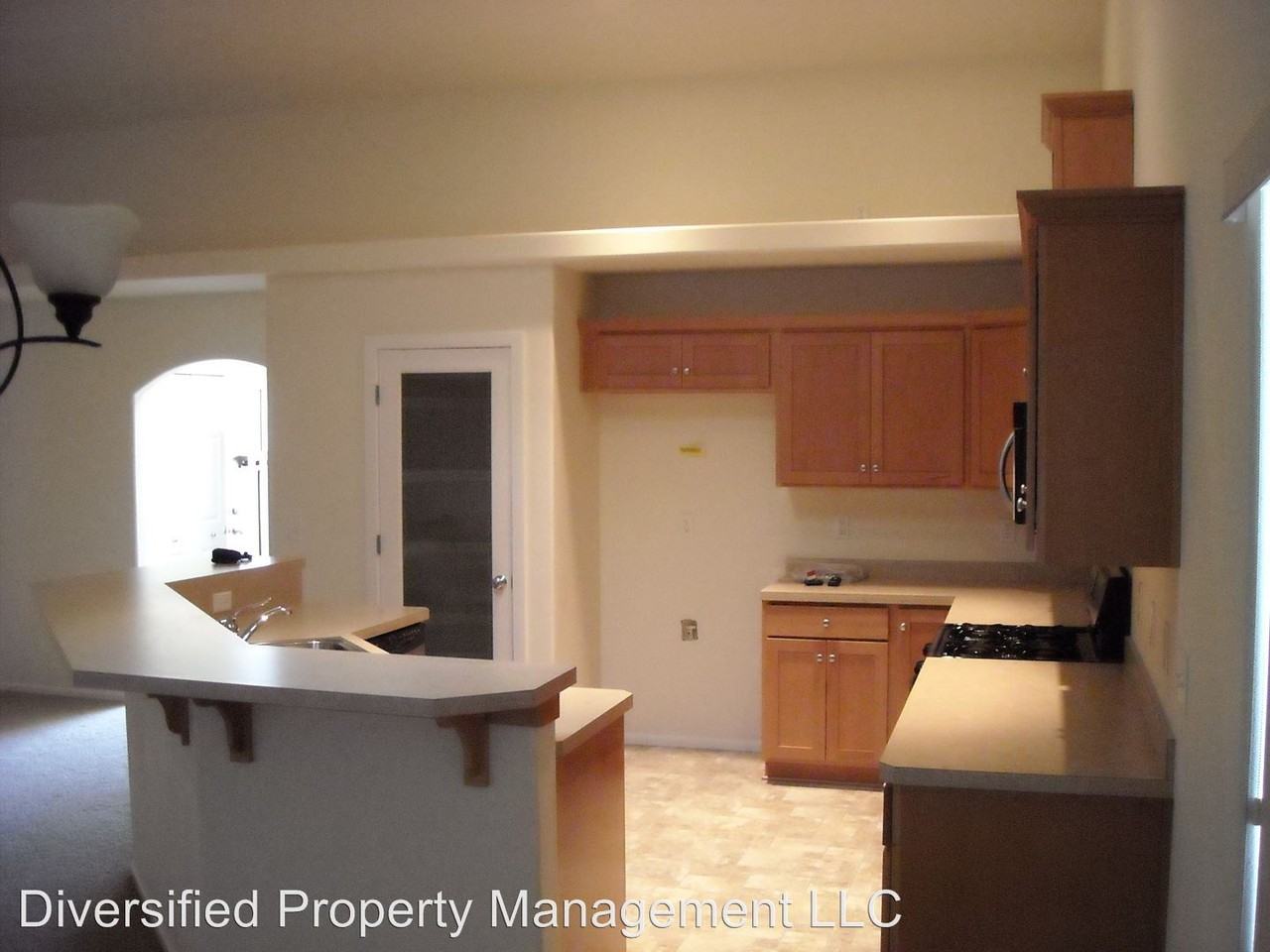 6219 Elena St NE - Photo 3 of 15