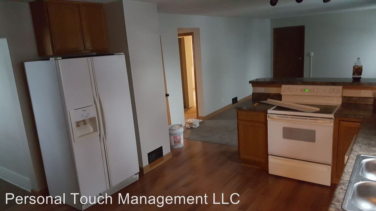 303 Center Ave E - Photo 3 of 7