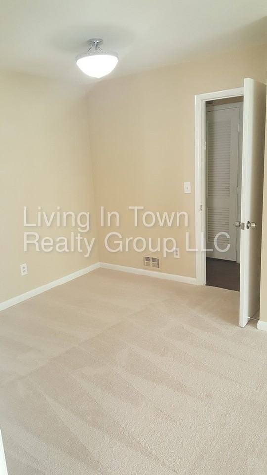 3705 Embry Cir - Photo 3 of 10