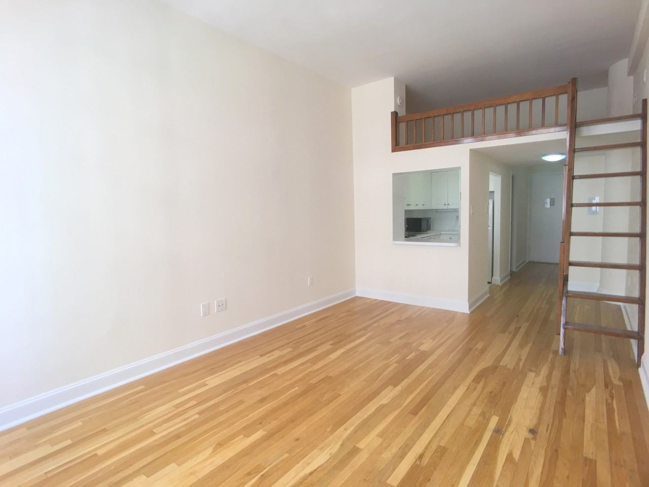 Broadway & Astor Place #9E