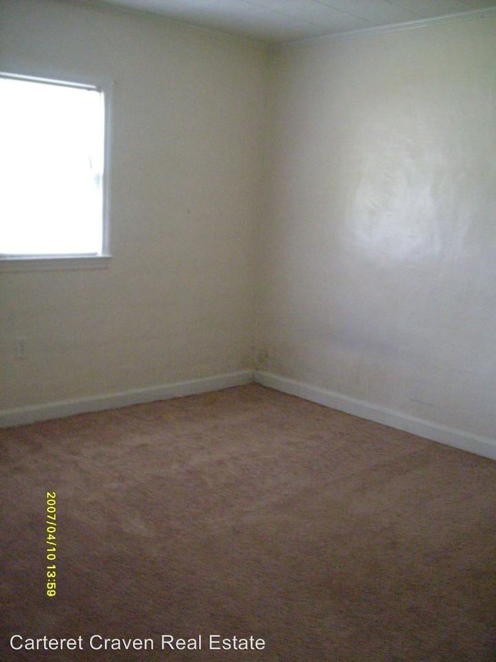 Vine St - Photo 3 of 5