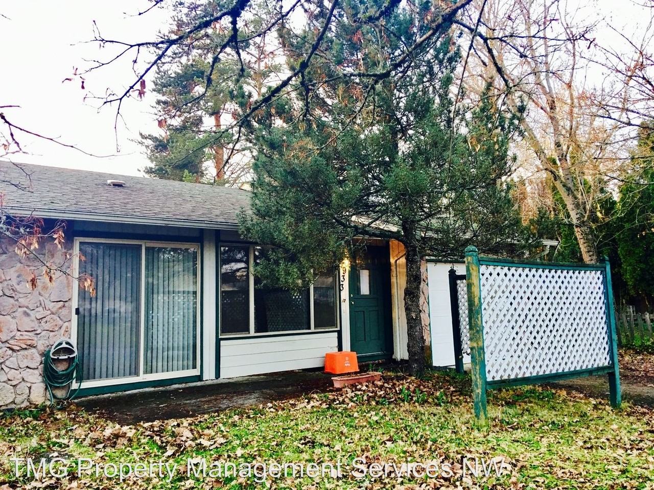 933 SE Rene Ave - Photo 2 of 11