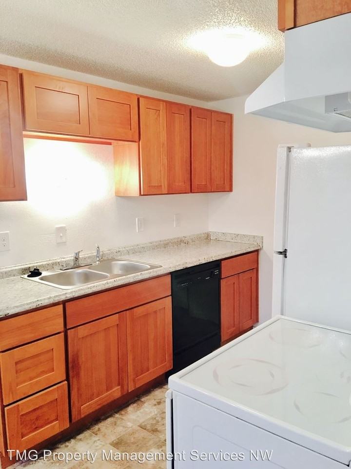 933 SE Rene Ave - Photo 3 of 11