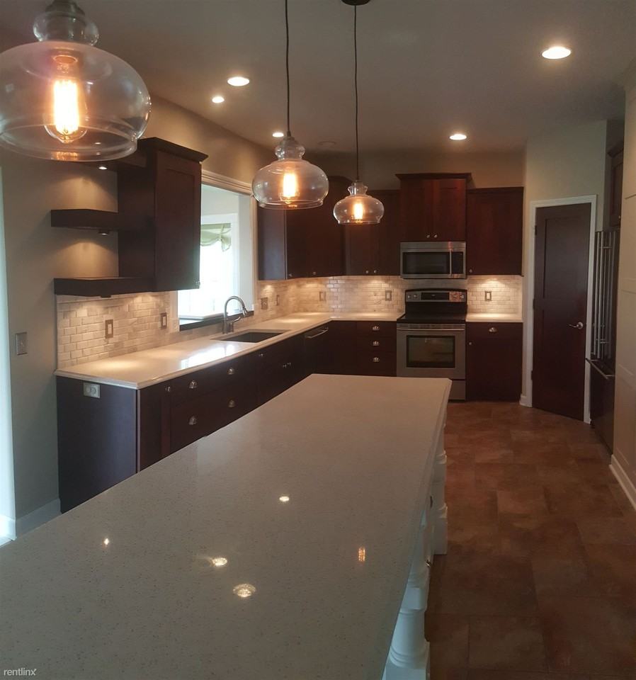 1920 E 61st Cir - Photo 3 of 10