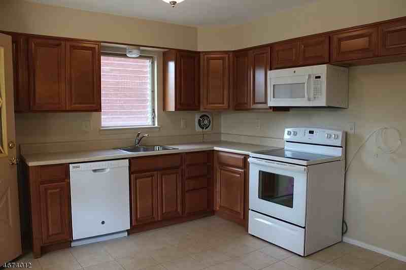 140 Garfield Ave - Photo 2 of 4