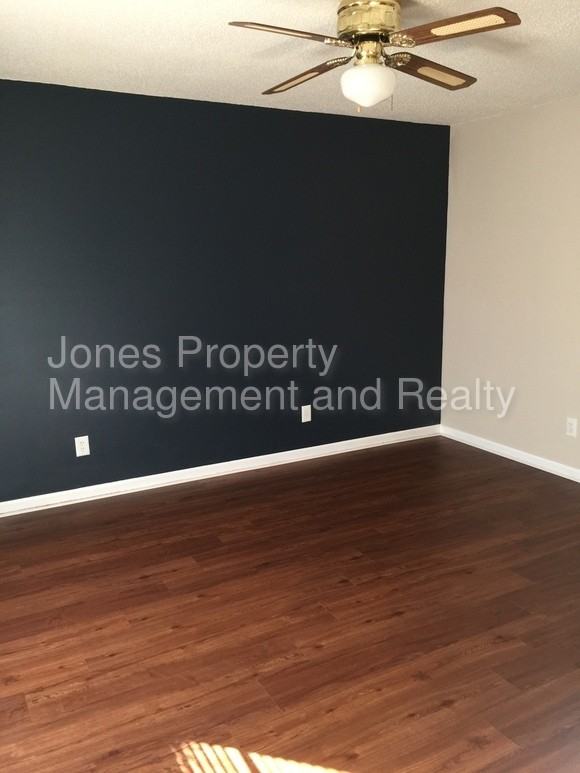 2620 White Oak Ln - Photo 2 of 8