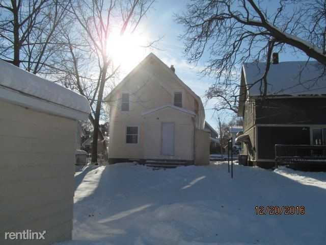 947 Crescent St NE - Photo 2 of 23