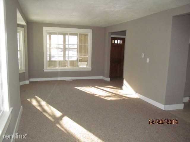 947 Crescent St NE - Photo 3 of 23