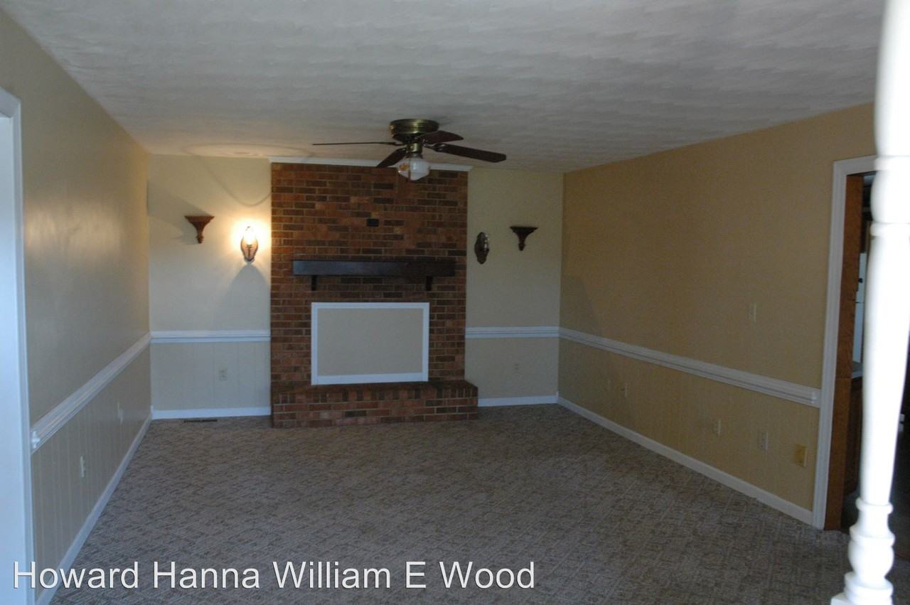 121 Quaker Dr - Photo 2 of 13