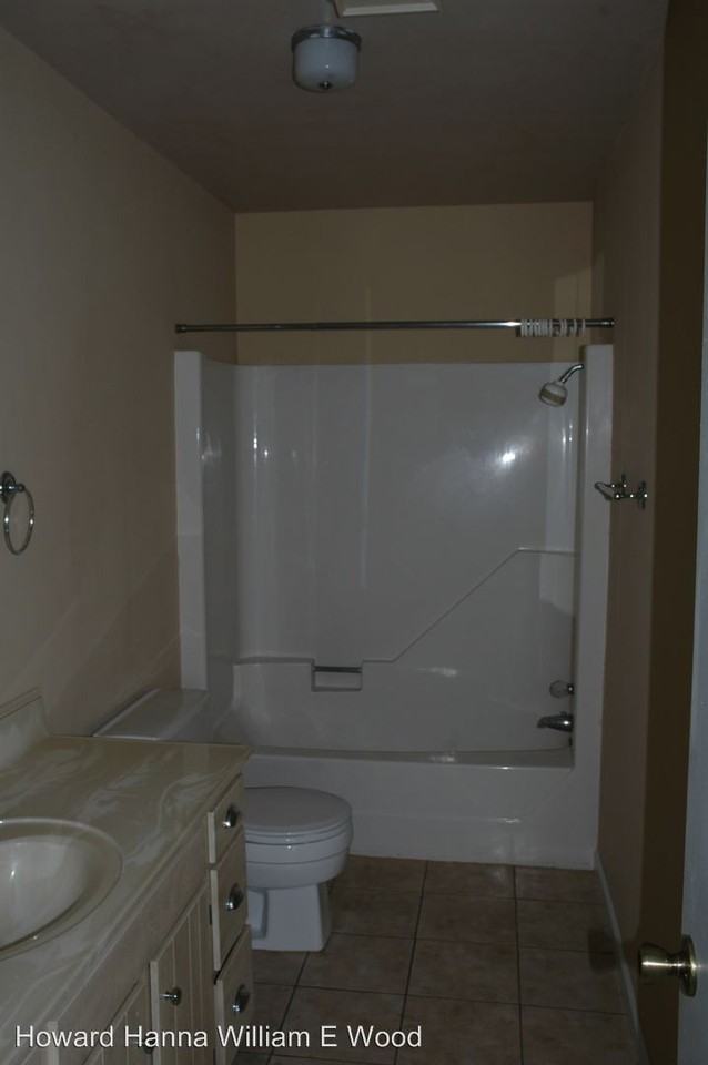 121 Quaker Dr - Photo 3 of 13