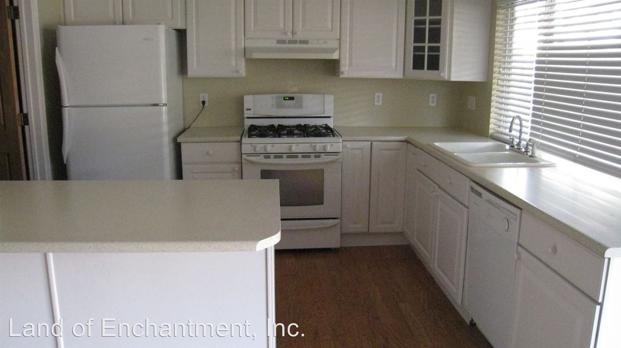 3712 Madrid Dr NE - Photo 3 of 9