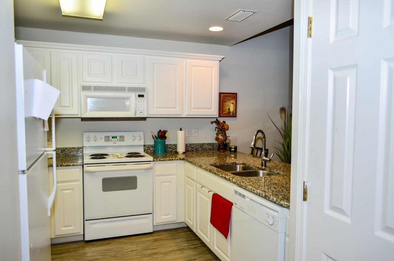 444 Clubhouse Dr - Photo 3 of 39