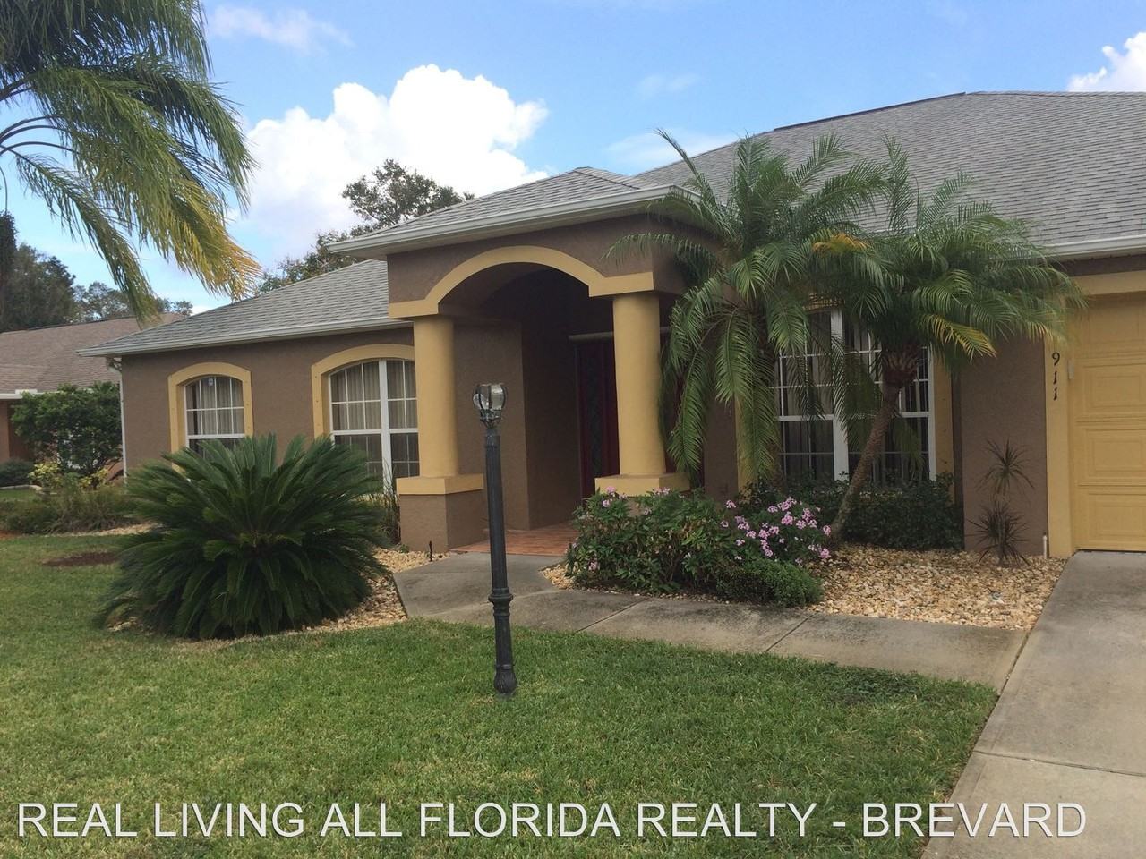 911 Wood Creek Dr - Photo 2 of 12