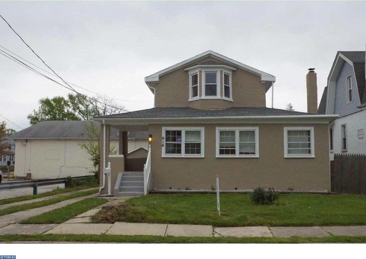 916 Spruce St - Photo 2 of 11