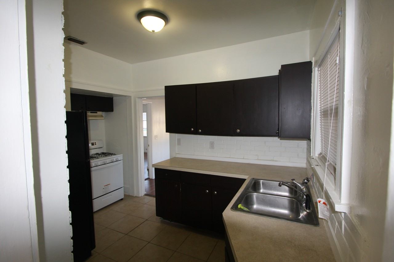 1111 James Ave S - Photo 3 of 9