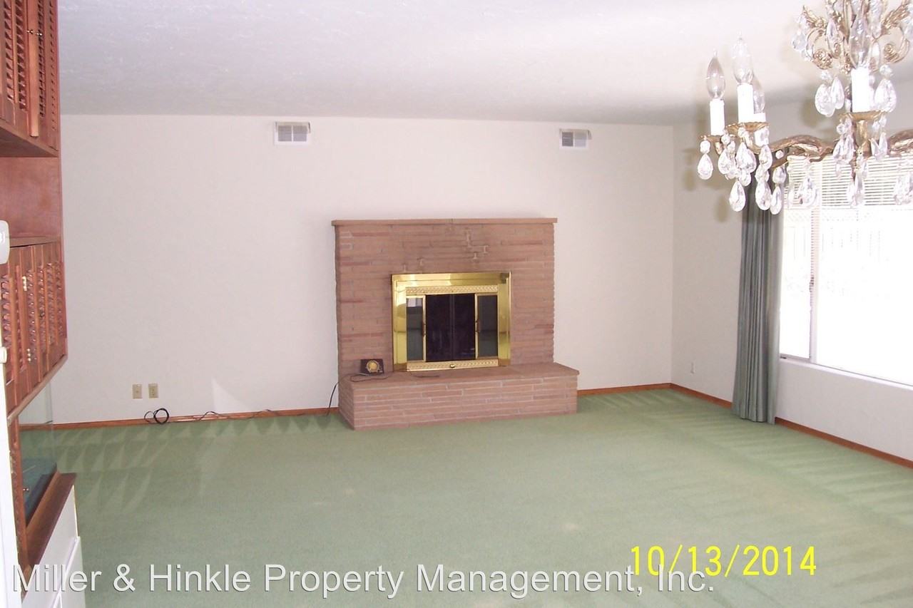 880 S Clover Ave - Photo 2 of 9