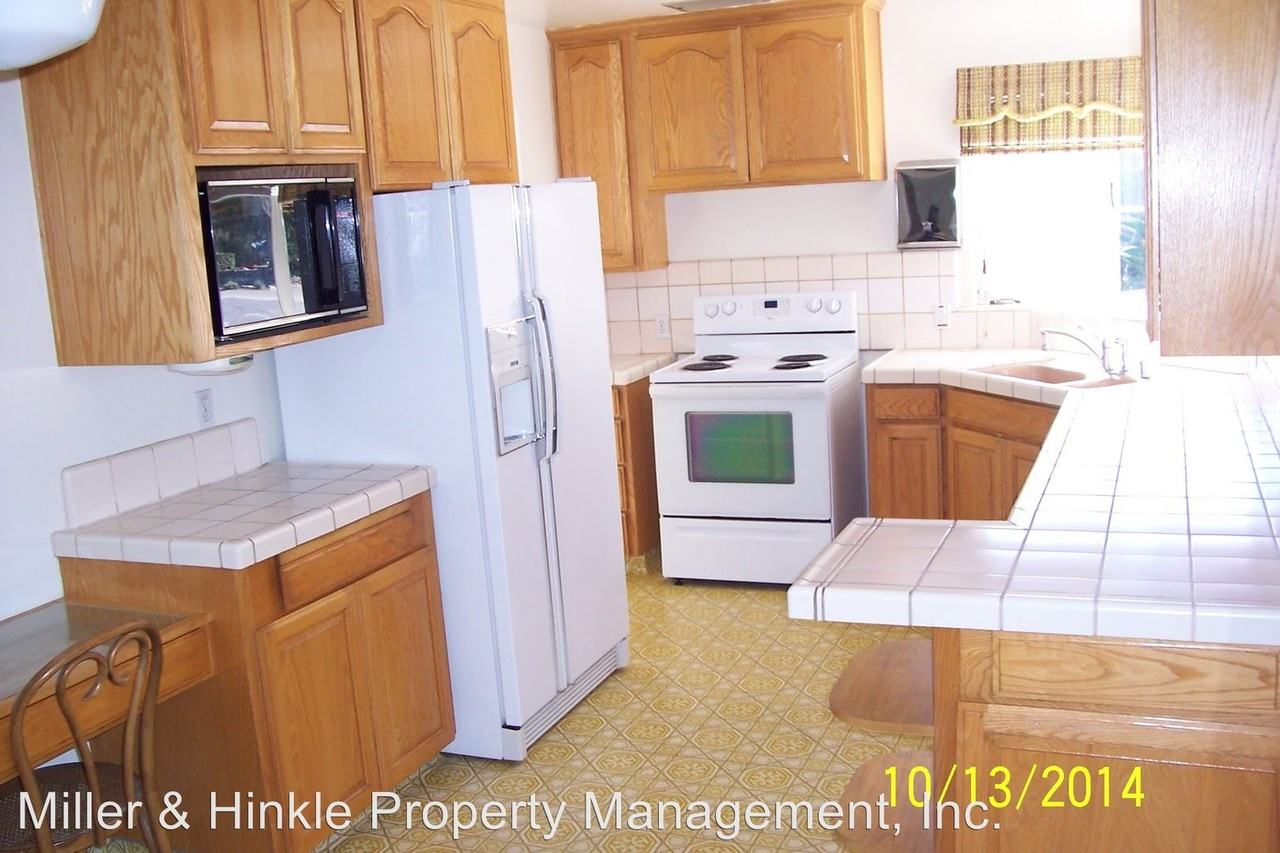 880 S Clover Ave - Photo 3 of 9