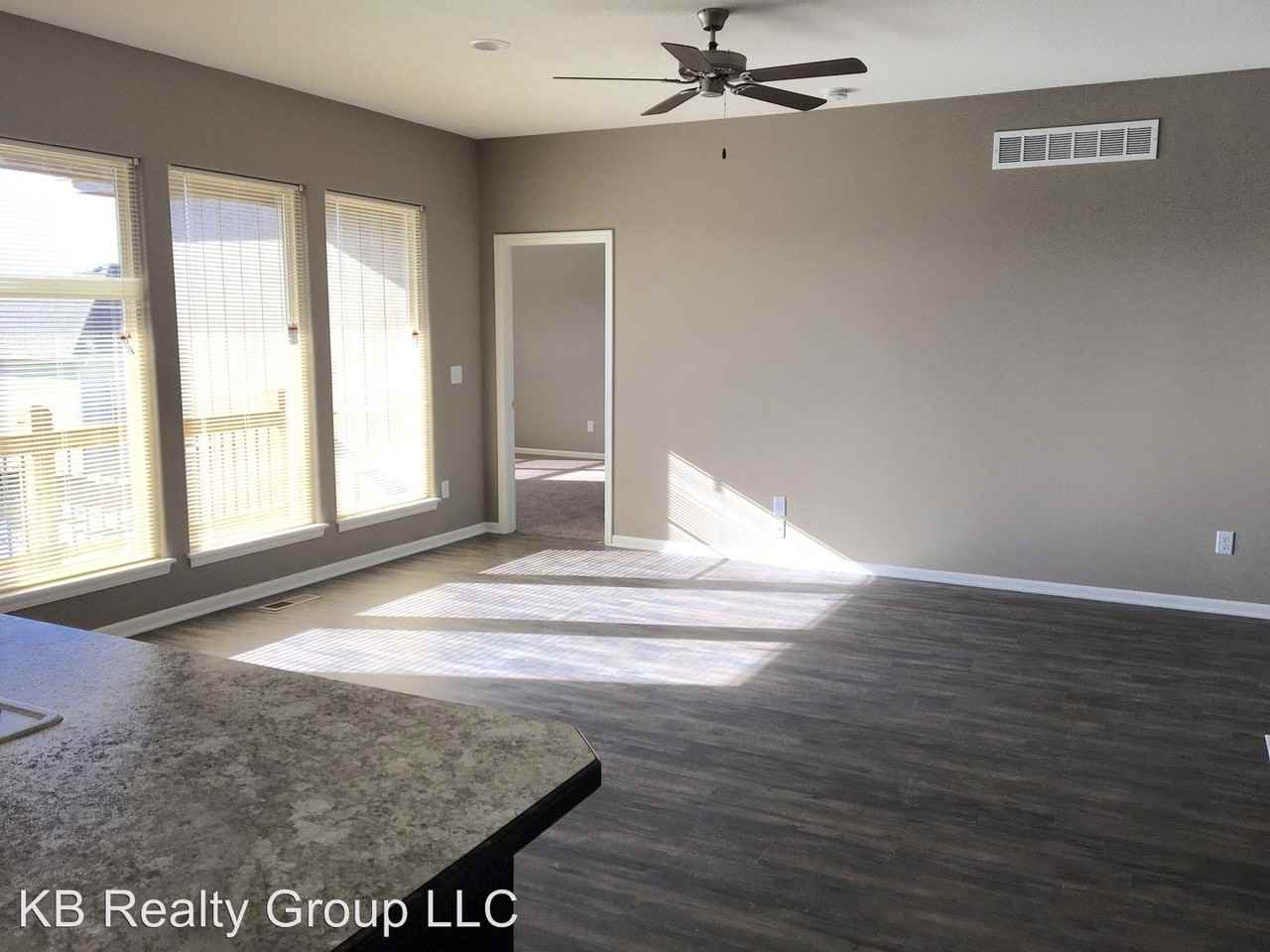 205 NE Katie Ct - Photo 2 of 27