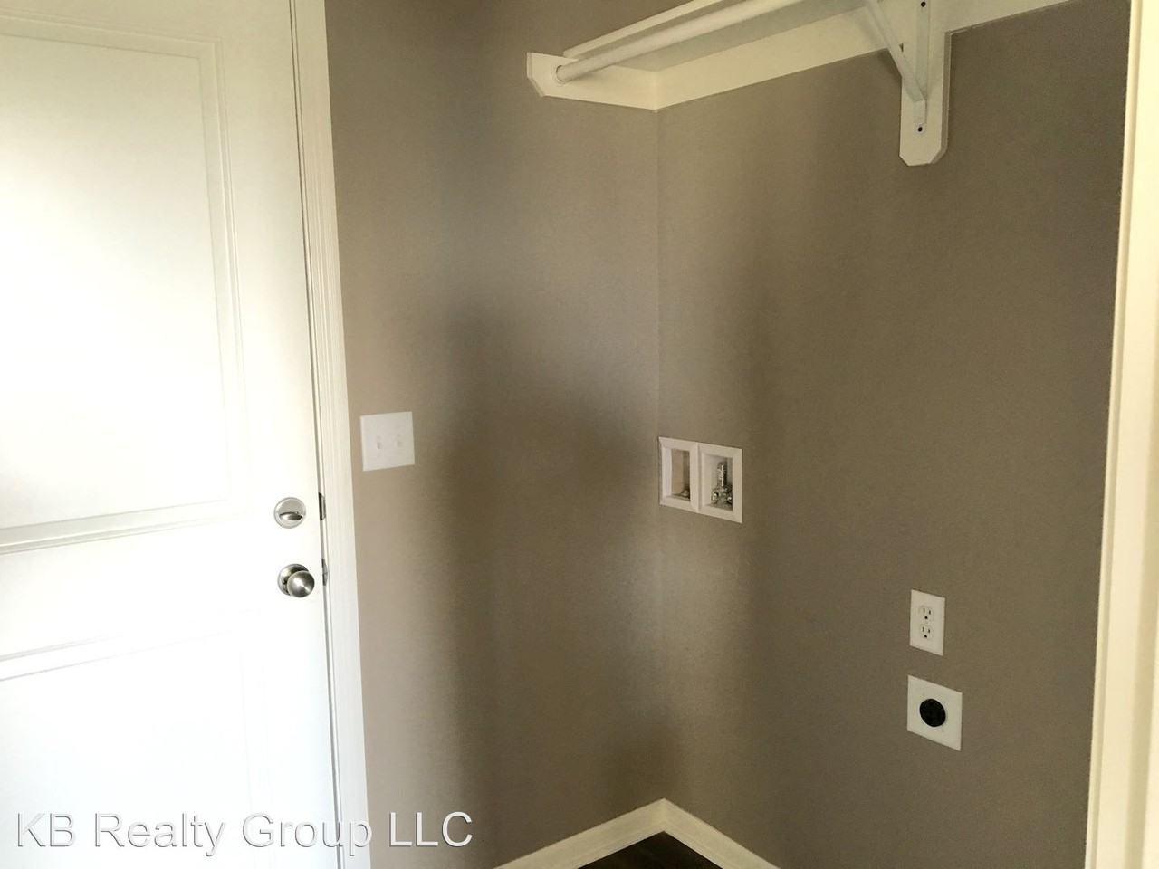 205 NE Katie Ct - Photo 3 of 27