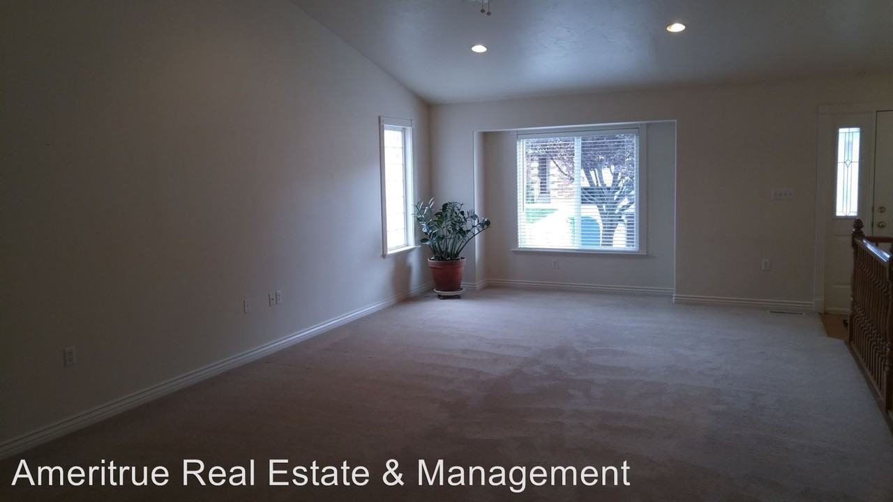 935 N 830 W St - Photo 2 of 21
