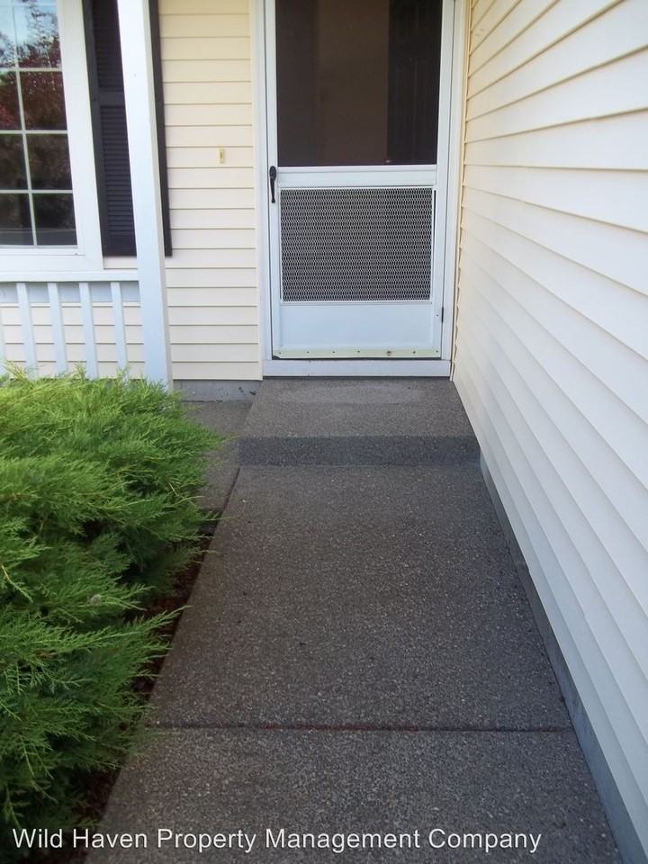 1533 SW Ashcreek Ln - Photo 2 of 9