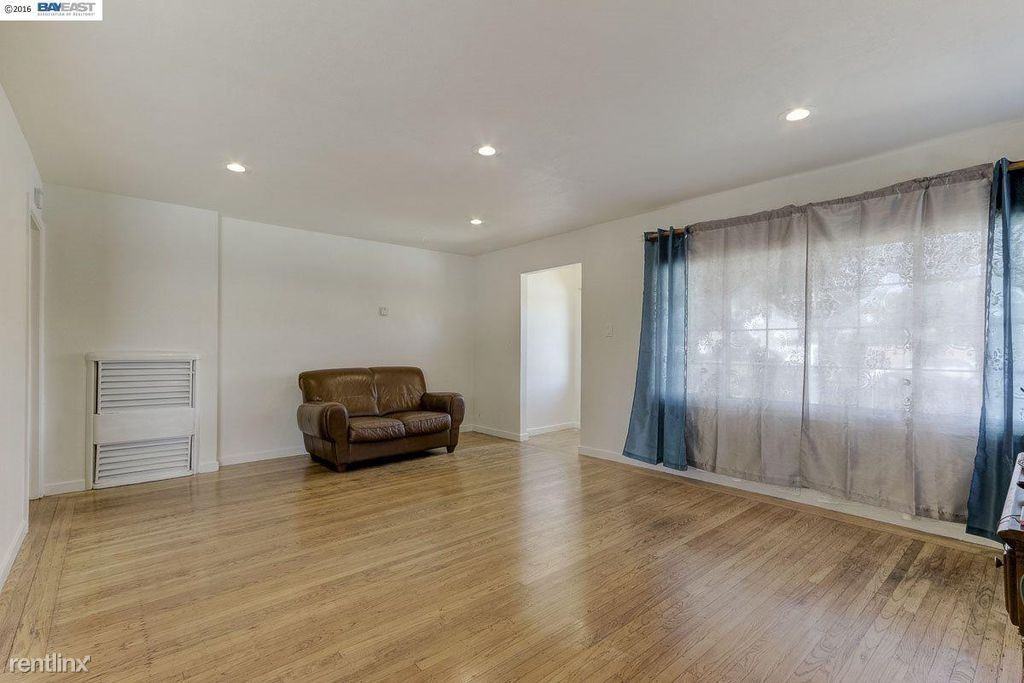 1392 Carlton Ave - Photo 3 of 11