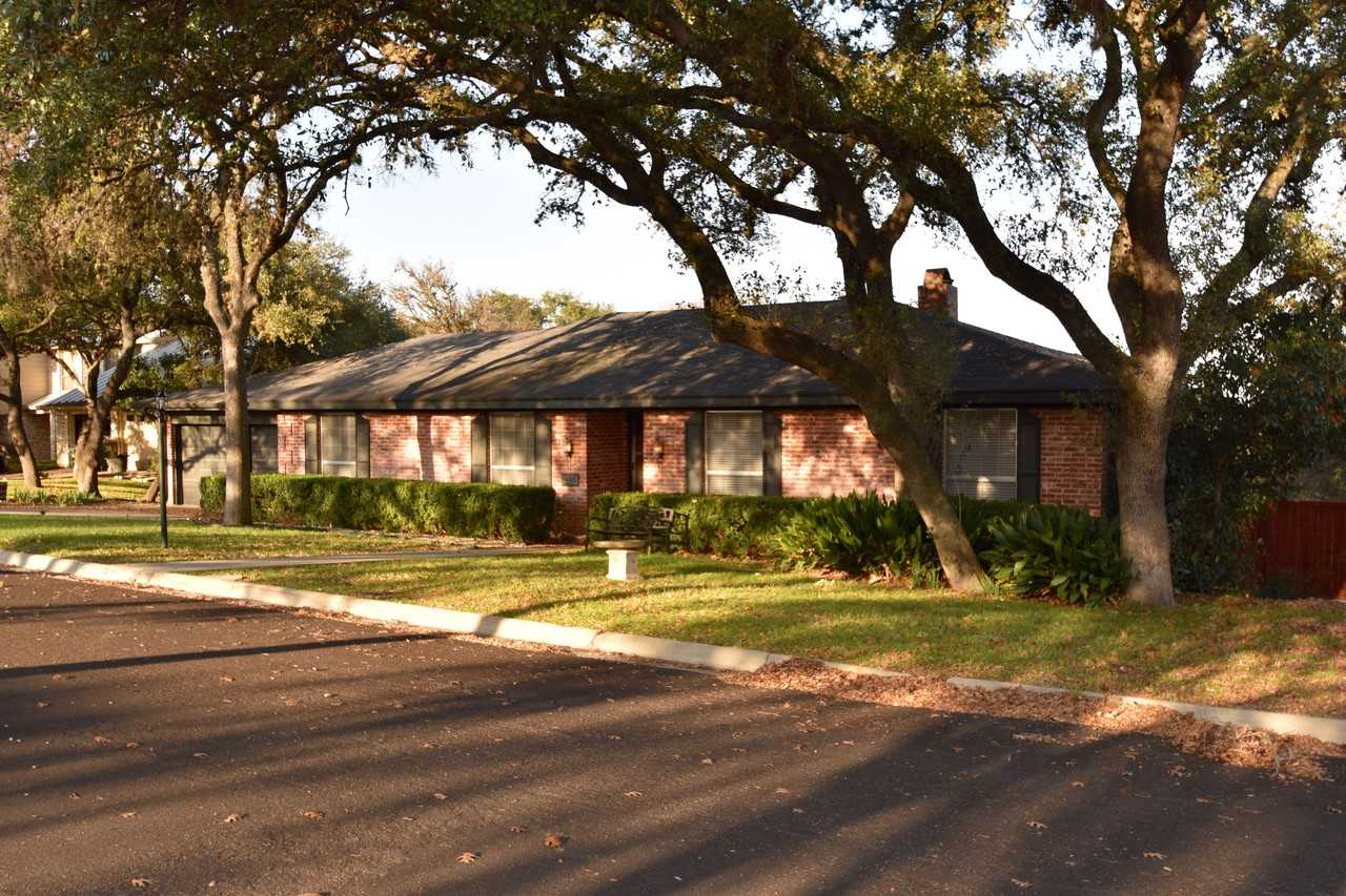 408 Lamar Ave - Photo 3 of 41