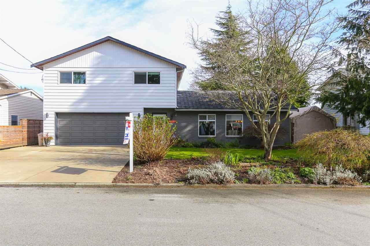 4690 55b St - Photo 2 of 20