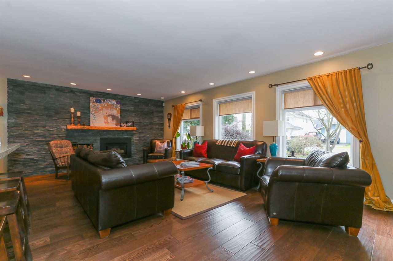 4690 55b St - Photo 3 of 20